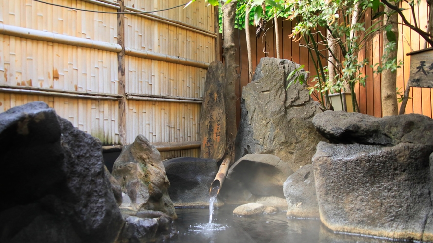 【中浴場／うたかたの湯】水面に「湯ノ花」が浮くほどの上質な泉質