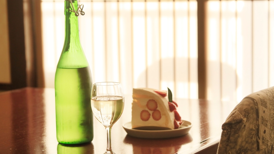 ケーキやワインをお部屋で楽しむのが、富士野屋流。