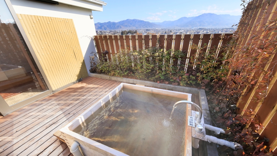 【貸切露天風呂／檜の湯】明るい時間帯には富士山方面の山並みや南アルプス方面が見渡せます。