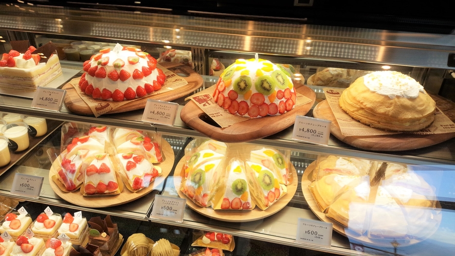 【YATSUDOKITERRACE石和】シャトレーゼプレミアムブランドのケーキがずらり。