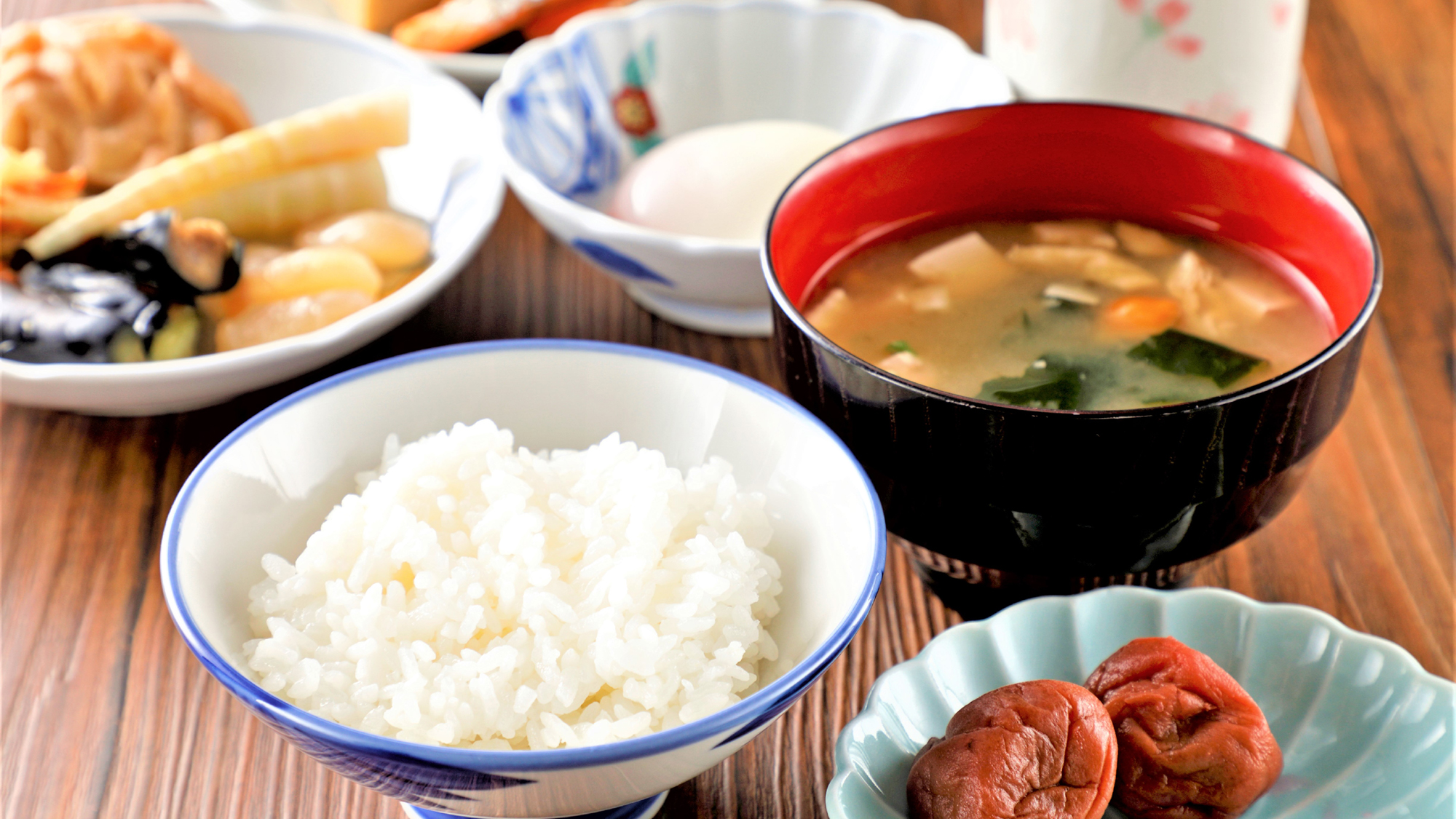 山人の朝ごはんバイキング： 炊き立てご飯と、相性抜群の「野沢菜」「山菜」など郷土の味を
