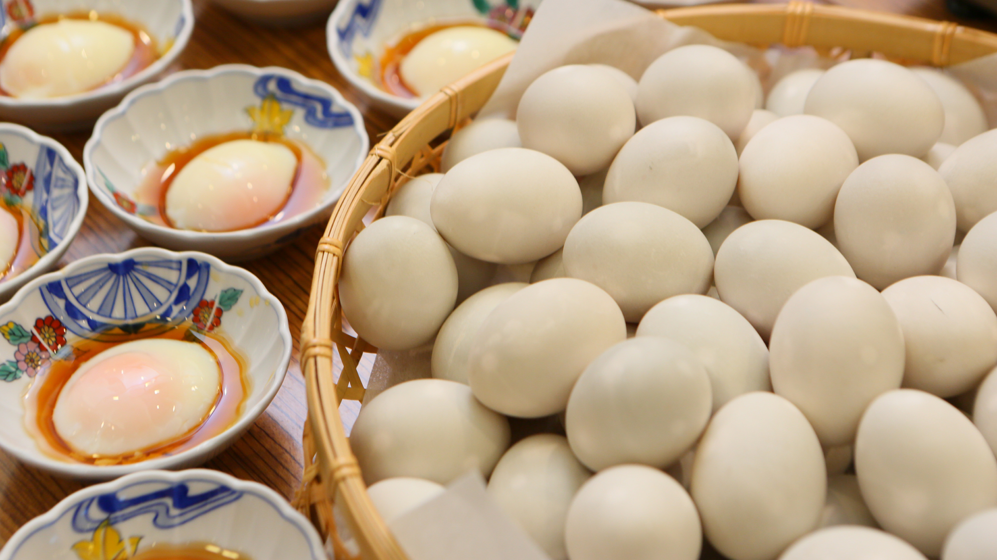 山人の朝ごはんバイキング：硫黄泉で調理した温泉卵