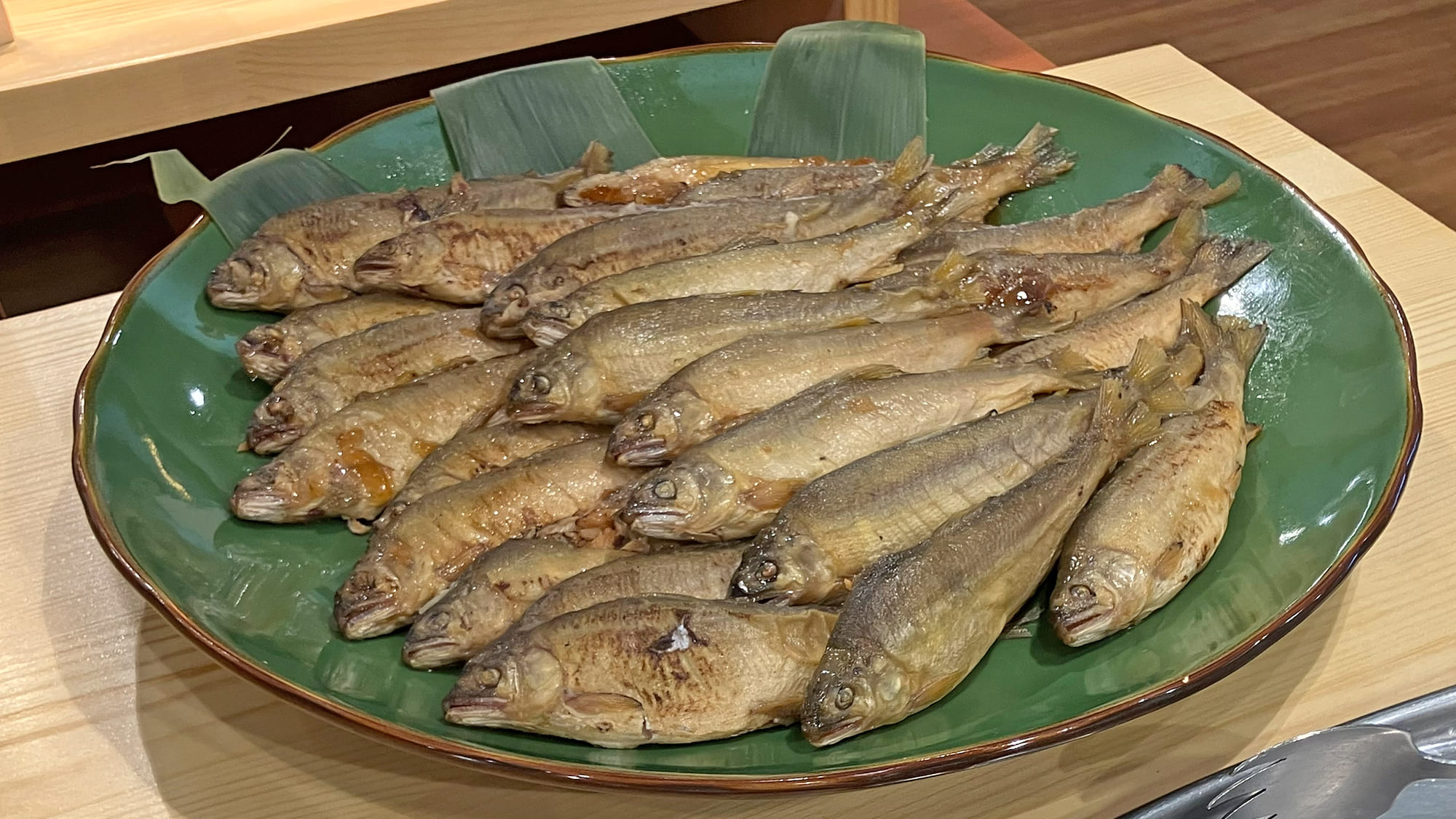 山人（やまびと）バイキング：清流の香りと、極上のホロホロ食感。「アユの煮つけ」（夏季提供）