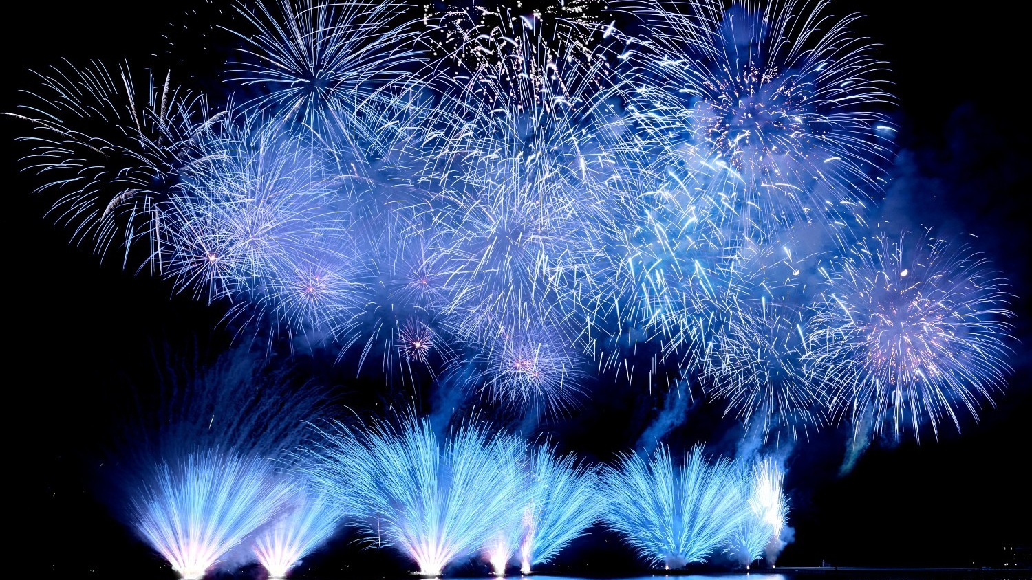 冬の夜空に咲く、心を奪うシーズン花火（※イメージ）