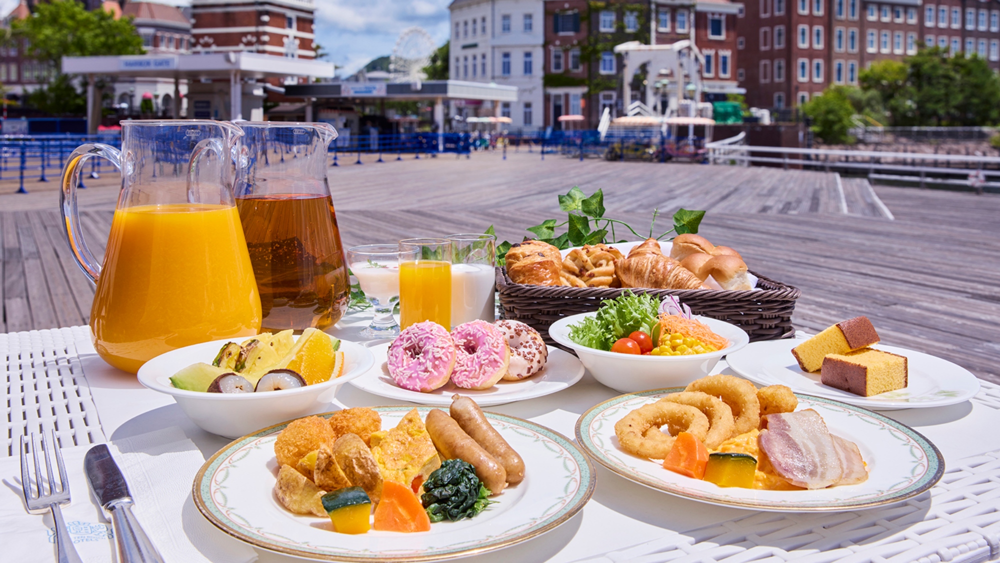 海辺に面した開放的な朝食ブッフェ