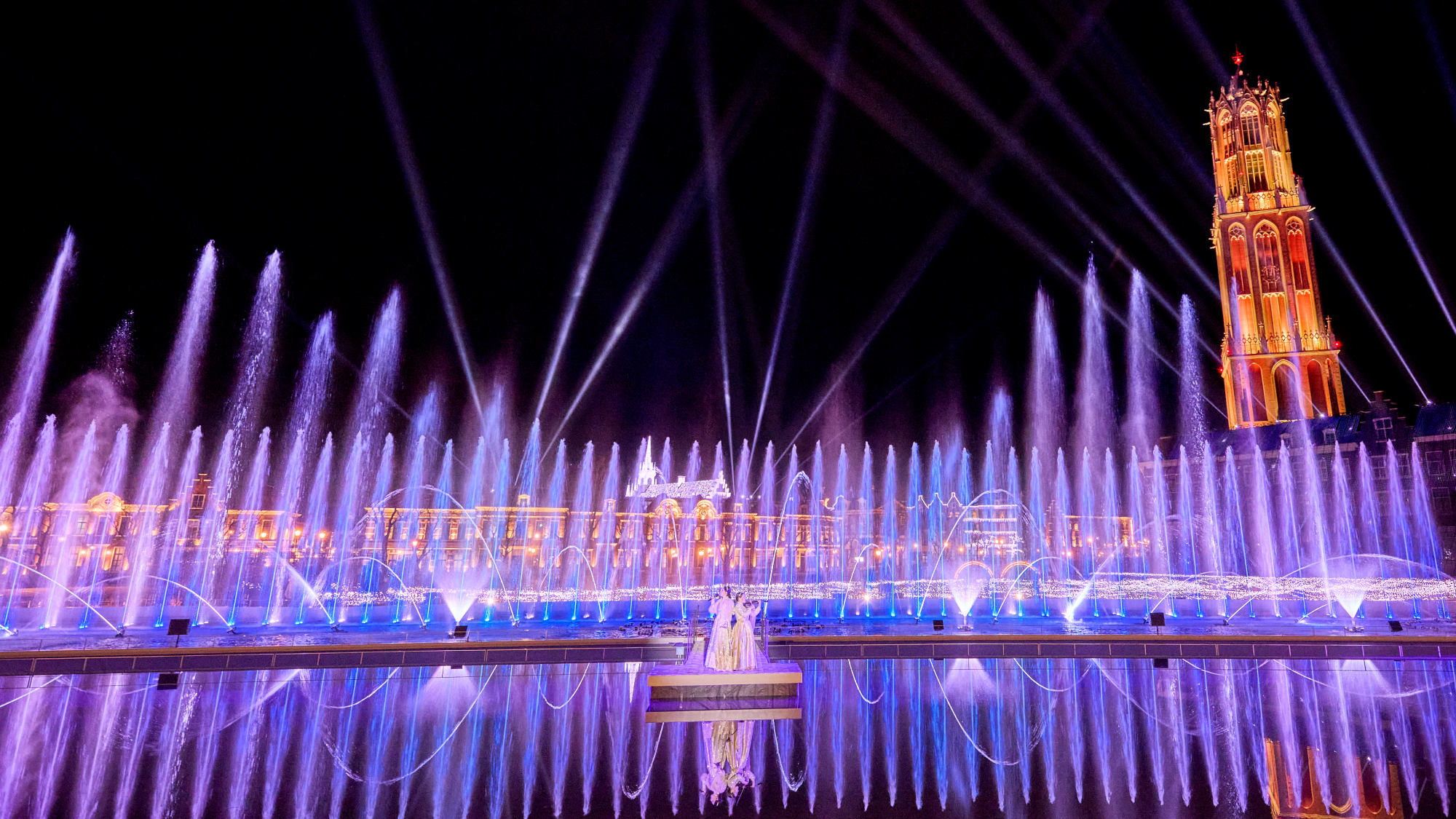 新ナイトショーが作り出す光絶景「Shower of Lights」