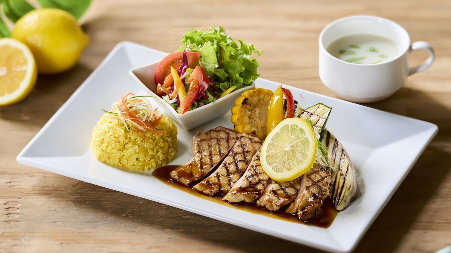【パークグルメ】ロード・レーウ「夏野菜とばってん鶏のグリルレモンステーキ」7/18～9/15