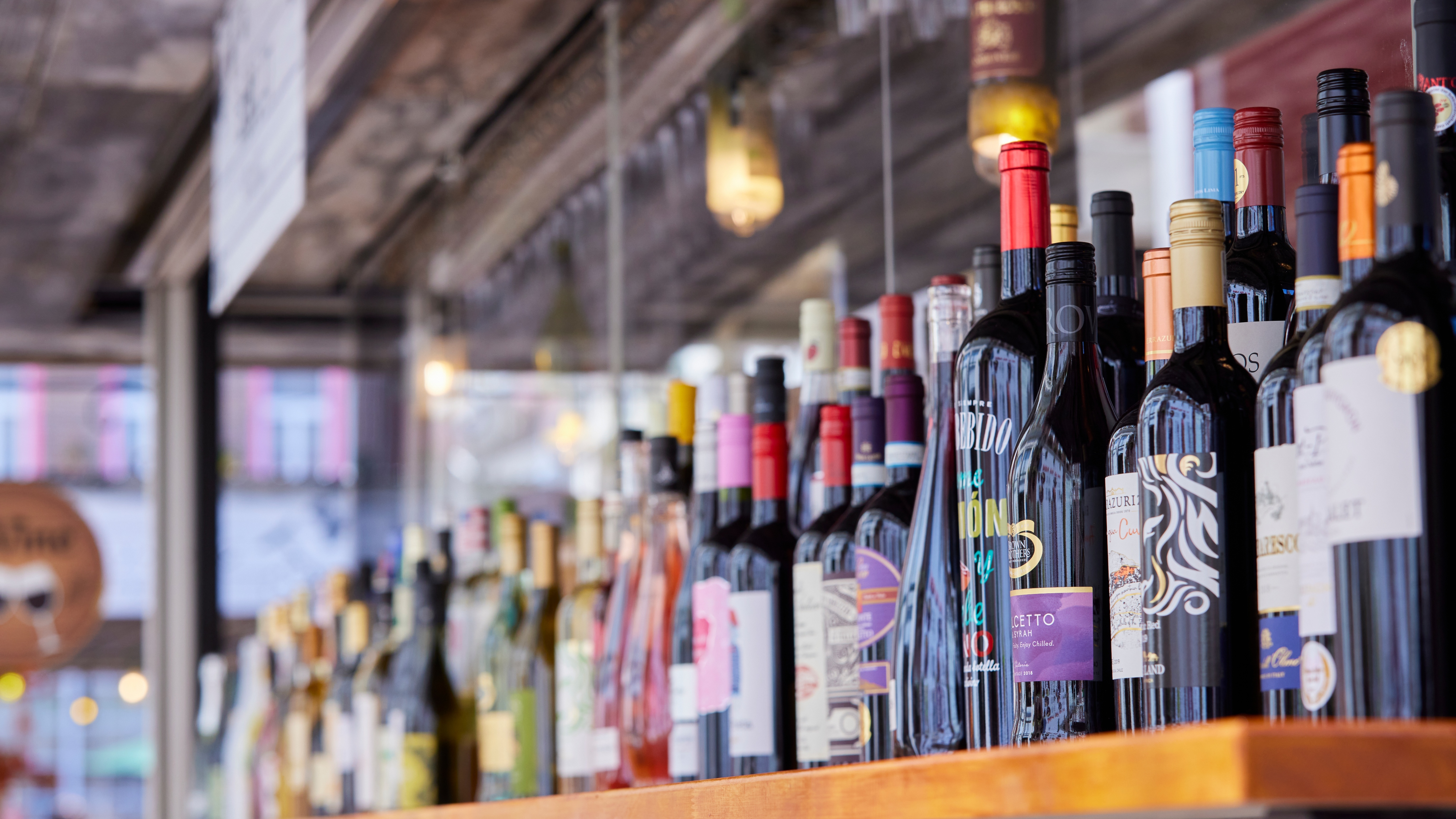 厳選された種類豊富なワインをご堪能ください。