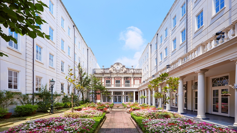 ホテルの中庭にある噴水と季節のお花が皆様をお迎えします。