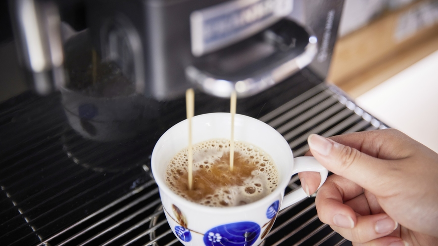 【朝食】挽きたてコーヒーは、爽やかな酸味の春夏ブレンド、濃厚なコクの秋冬ブレンド