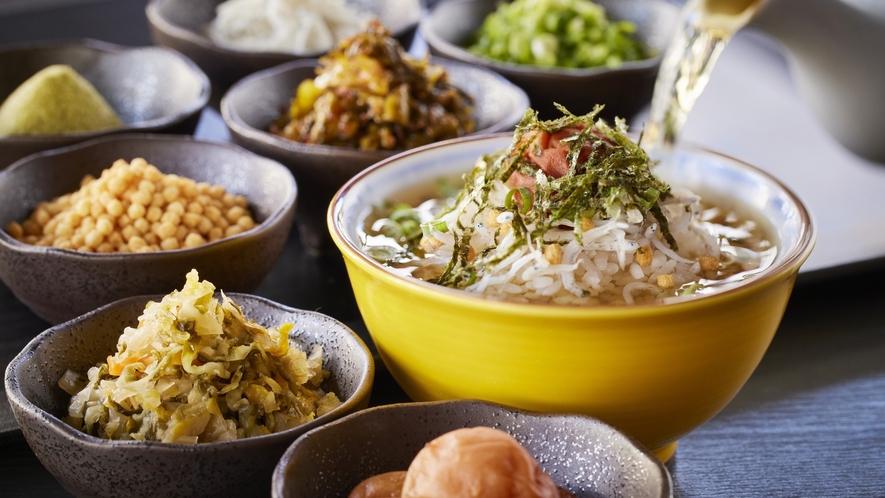 朝食│焼あごの風味をきかせた薫り豊かなだしでいただく特製茶漬け。松浦産の釜揚げしらす、明太子などをト