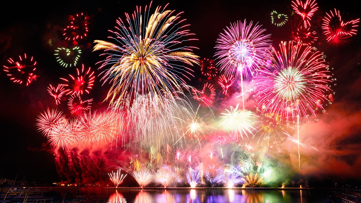 澄み切った​冬の​夜​空に​色鮮やかな​花火が​次々と​打ち​上がる花火（※イメージ）