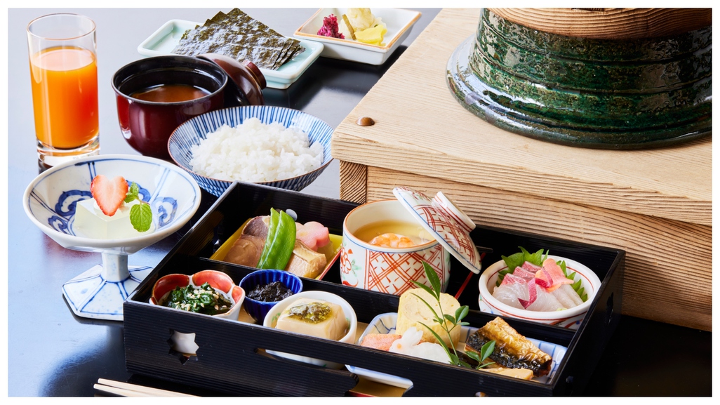 【朝食】料理長のこだわりの焚き物をはじめ、自家製の明太子や焼き物などが並ぶ吉翠亭自慢の御朝食膳。