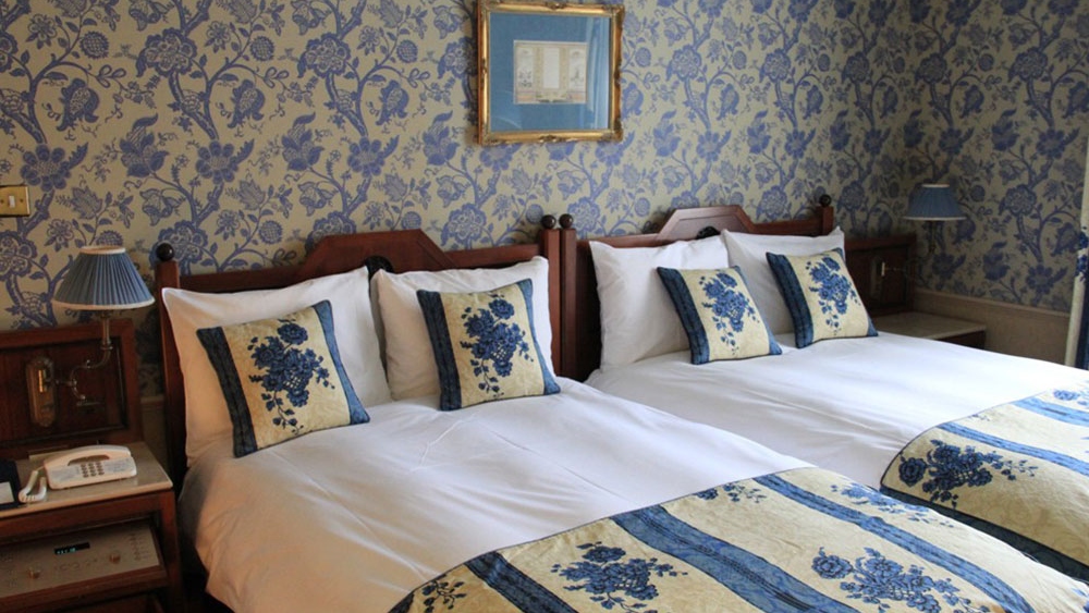 【客室一例】プレミアスイートツイン（寝室）