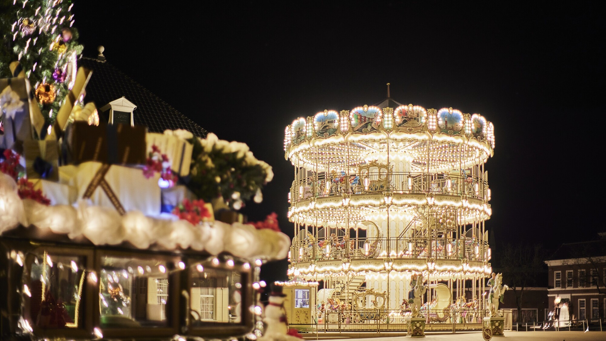 夜のクリスマスタウンとスカイカルーセルの組み合わせは圧巻のきらめき（※昨年の様子）