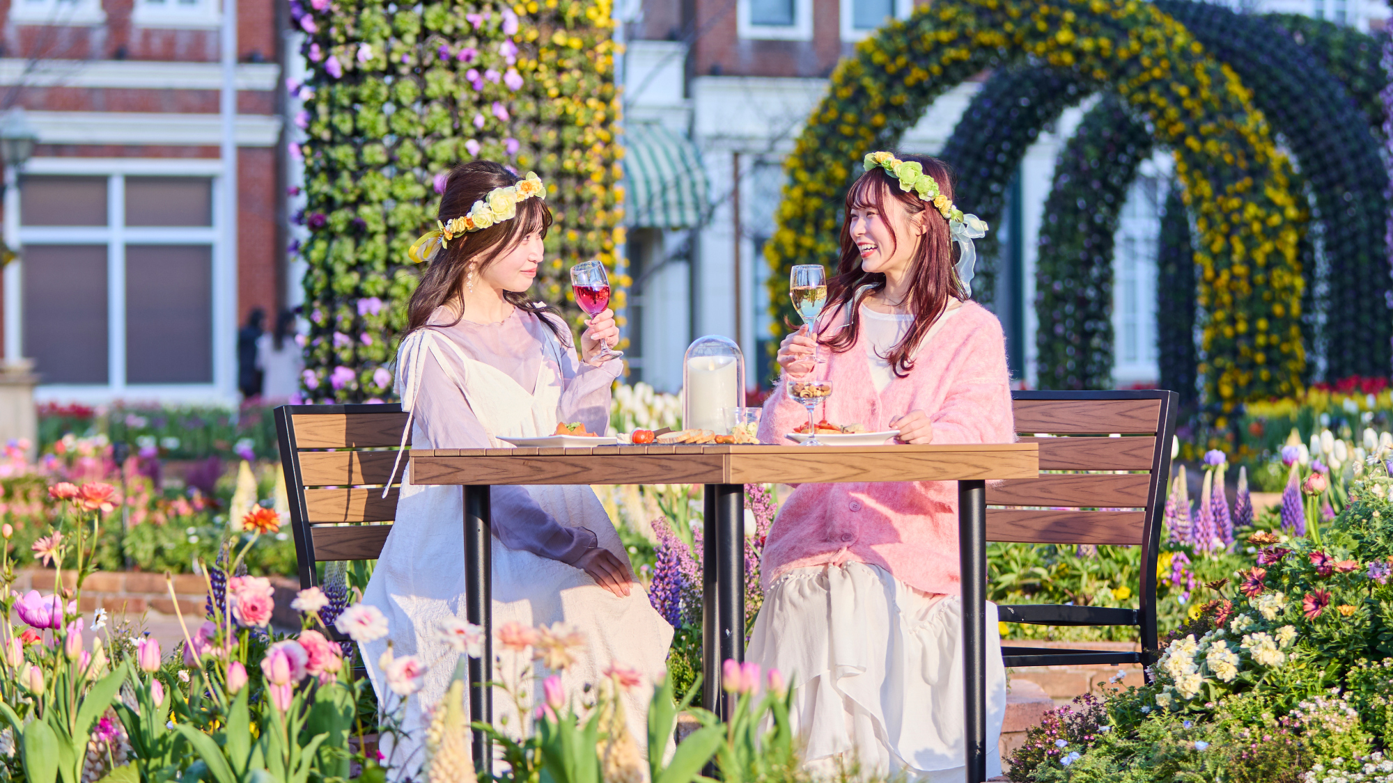 ヨーロッパの街並みと季節の花々に囲まれて、異国感たっぷりです。
