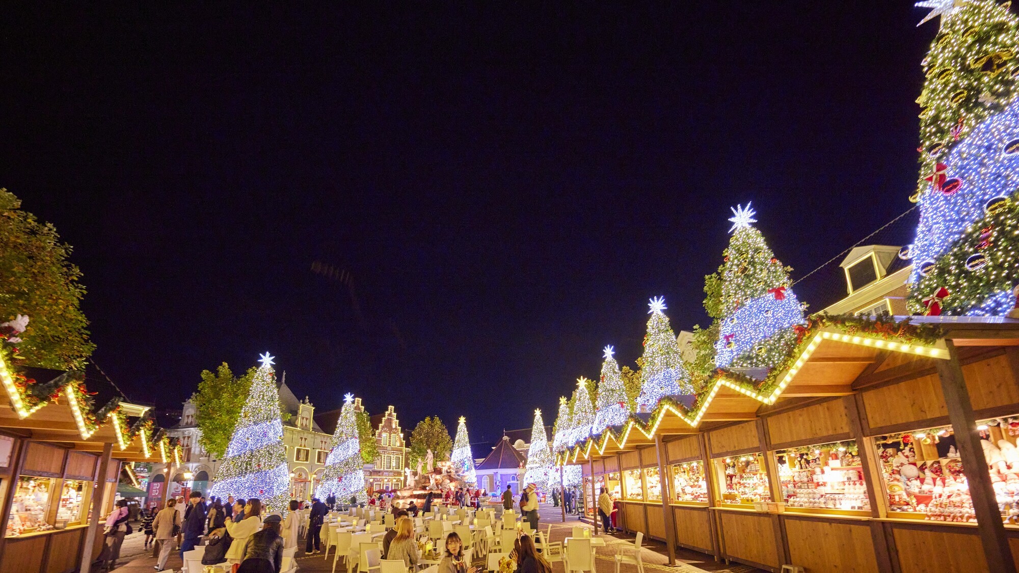 街全体でクリスマスを感じられます。（※昨年の様子）