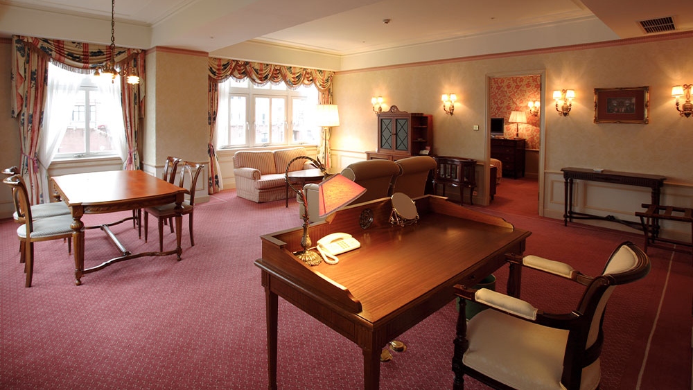 【客室一例】プレミアスイートツイン（リビング）