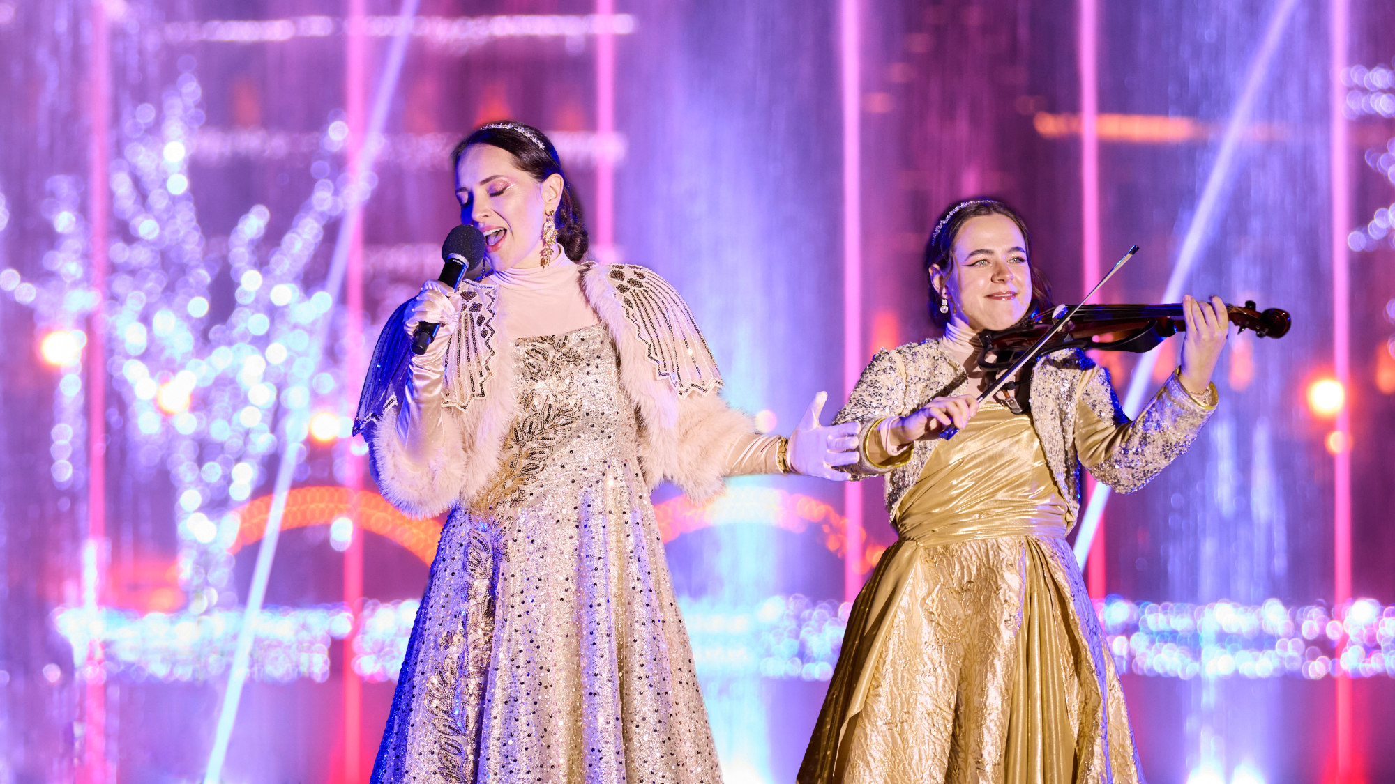 生歌が響き渡り、圧巻の光絶景とともに華やかなフィナーレで盛り上げます。