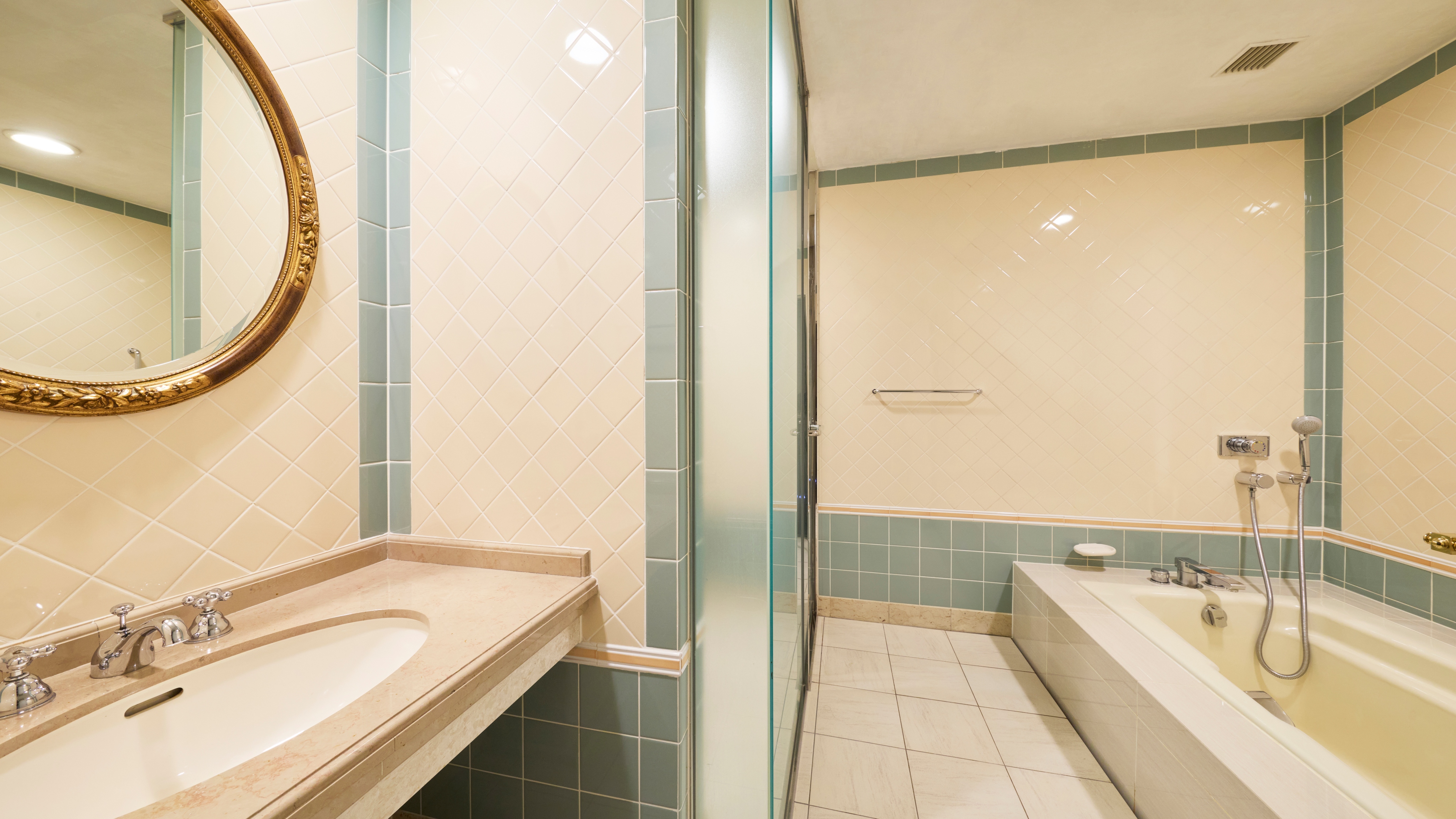 【客室一例】メゾネットスイート（バスルーム）