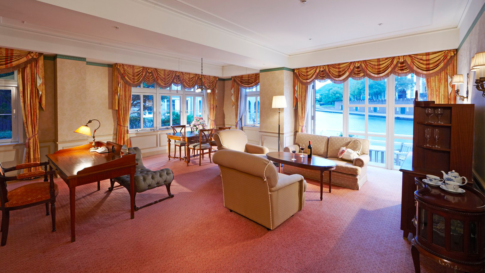 【客室一例】プレミアスイートツイン（リビング）