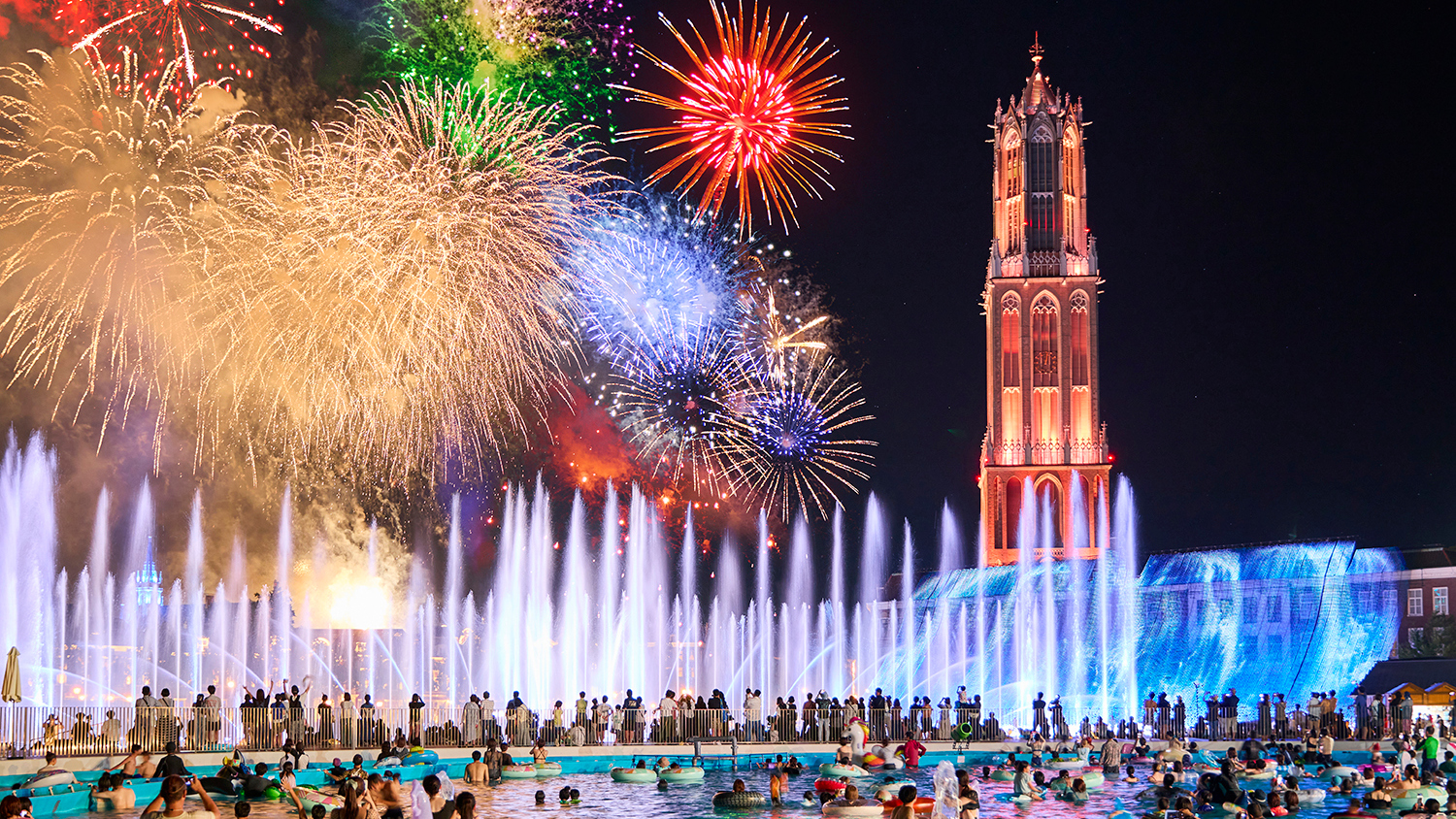 夜は音楽噴水ショーが彩る幻想的なナイトプールを満喫！