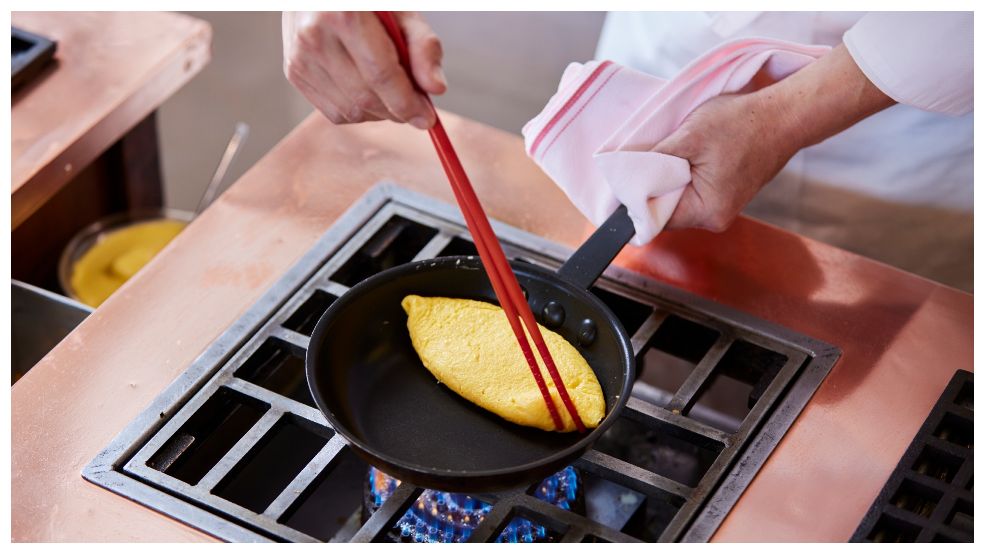 【朝食ブッフェ】ホテルシェフがお客様自身が選んだ具材でオムレツをお作り致します。