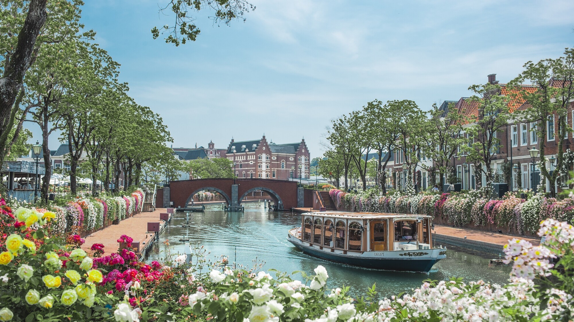 運河沿いに咲き誇るバラを眺めながら、クルーズ船に揺られる非日常をお楽しみください。（※昨年の様子）