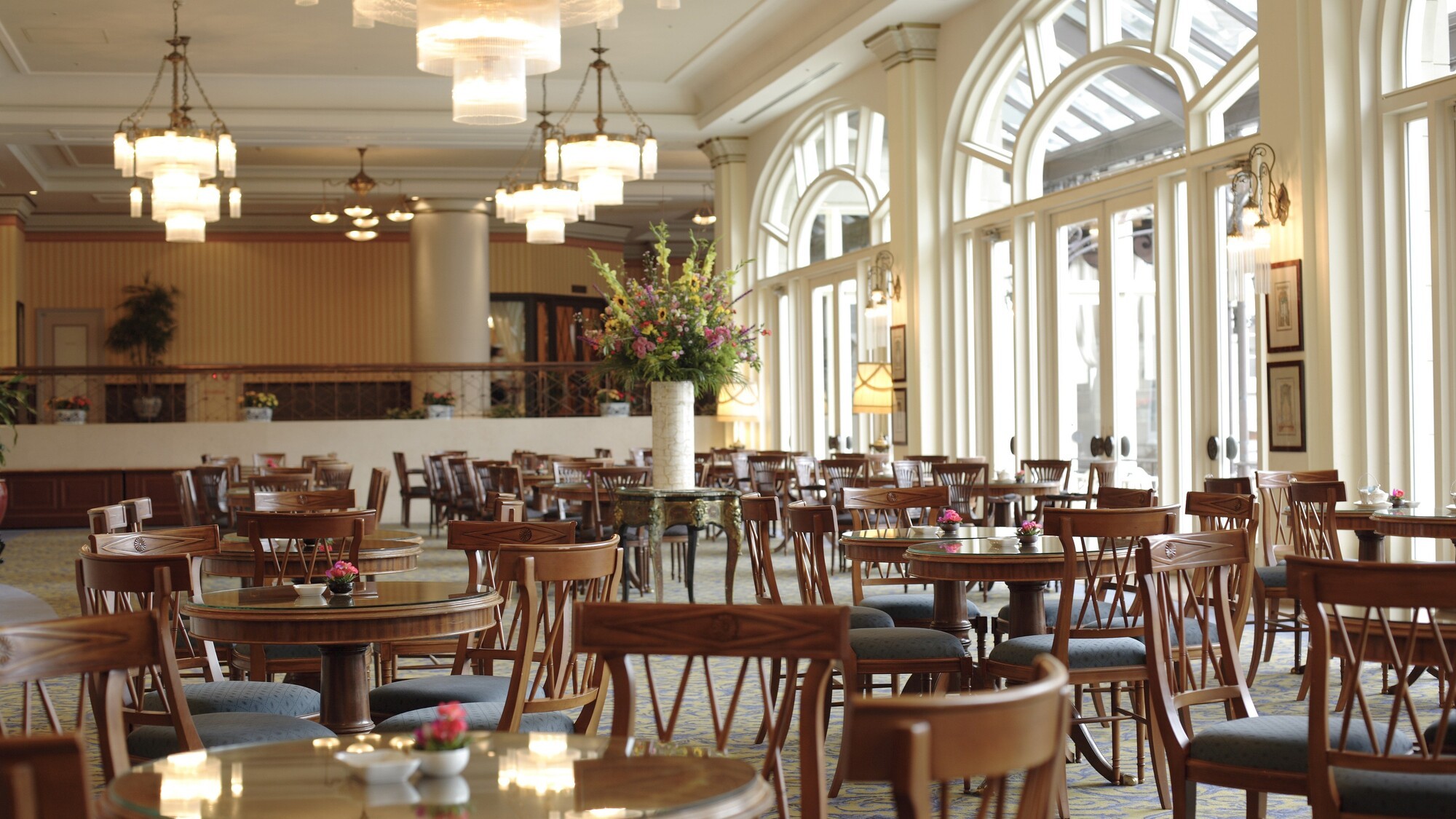 【アンカーズラウンジ】運河を臨む、花と音楽に囲まれた開放的なティーラウンジ