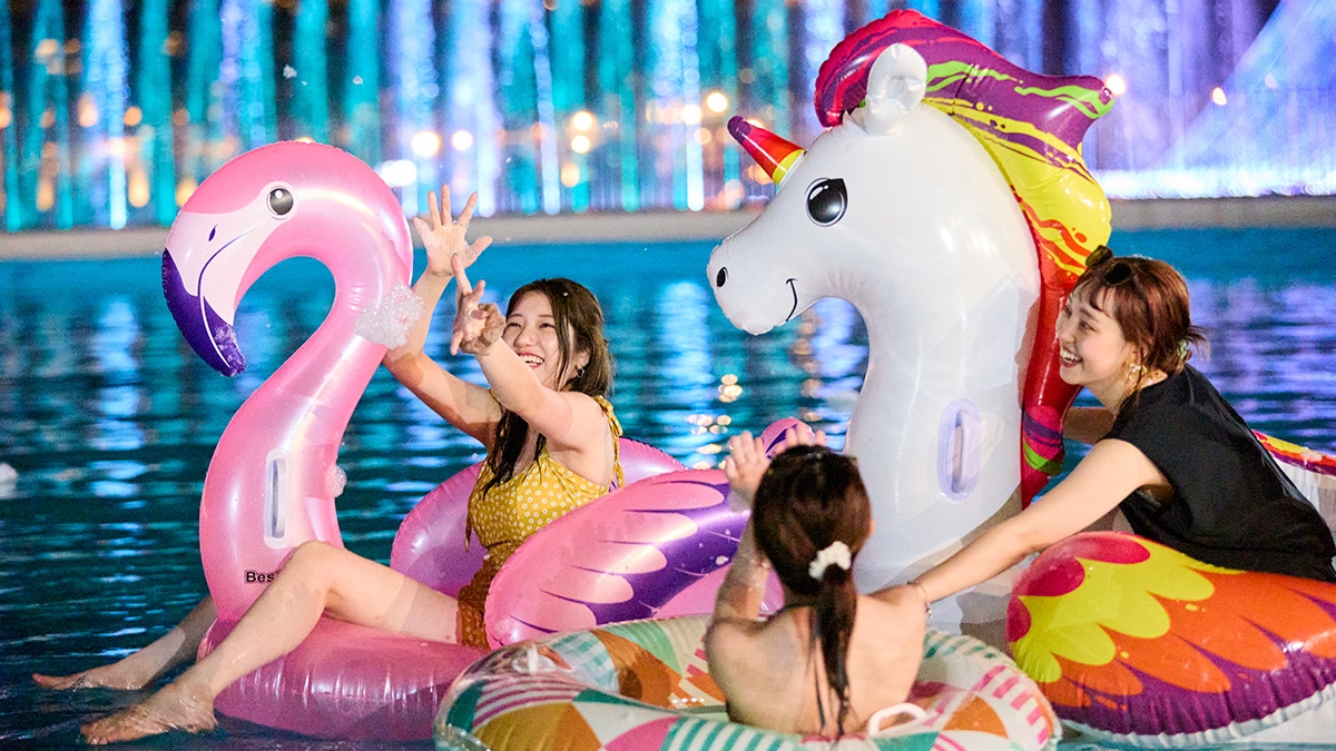 日没後は、昼とは違う雰囲気のナイトプールに。