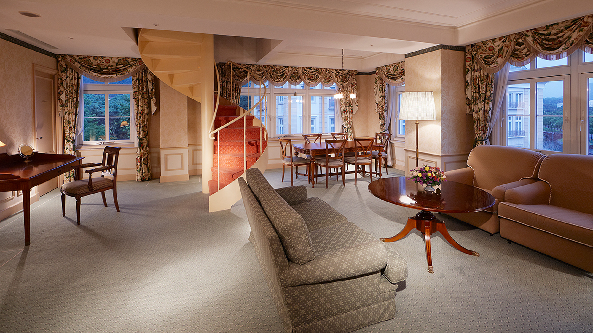 【客室一例】メゾネットスイート（リビング）