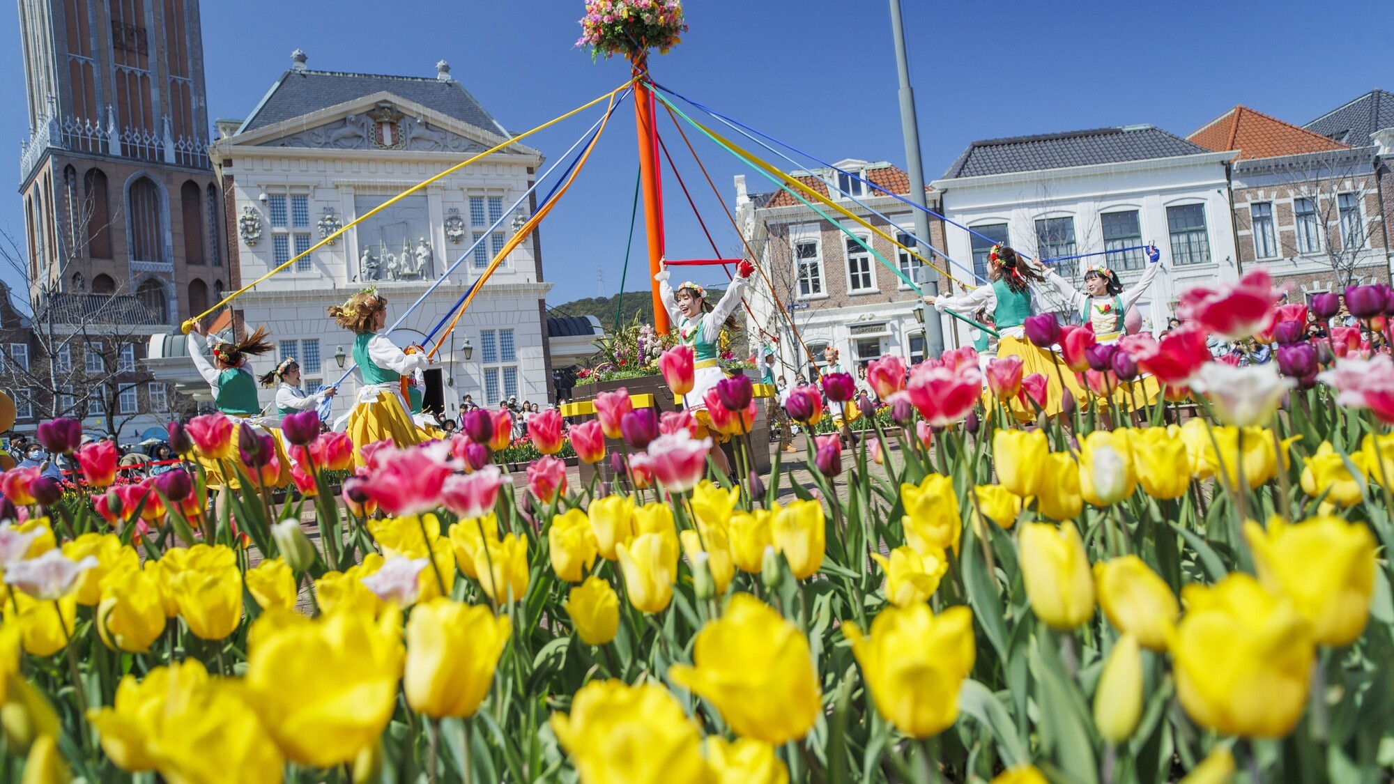 パレードやショーで春の訪れをお祝い♪（※昨年の様子）