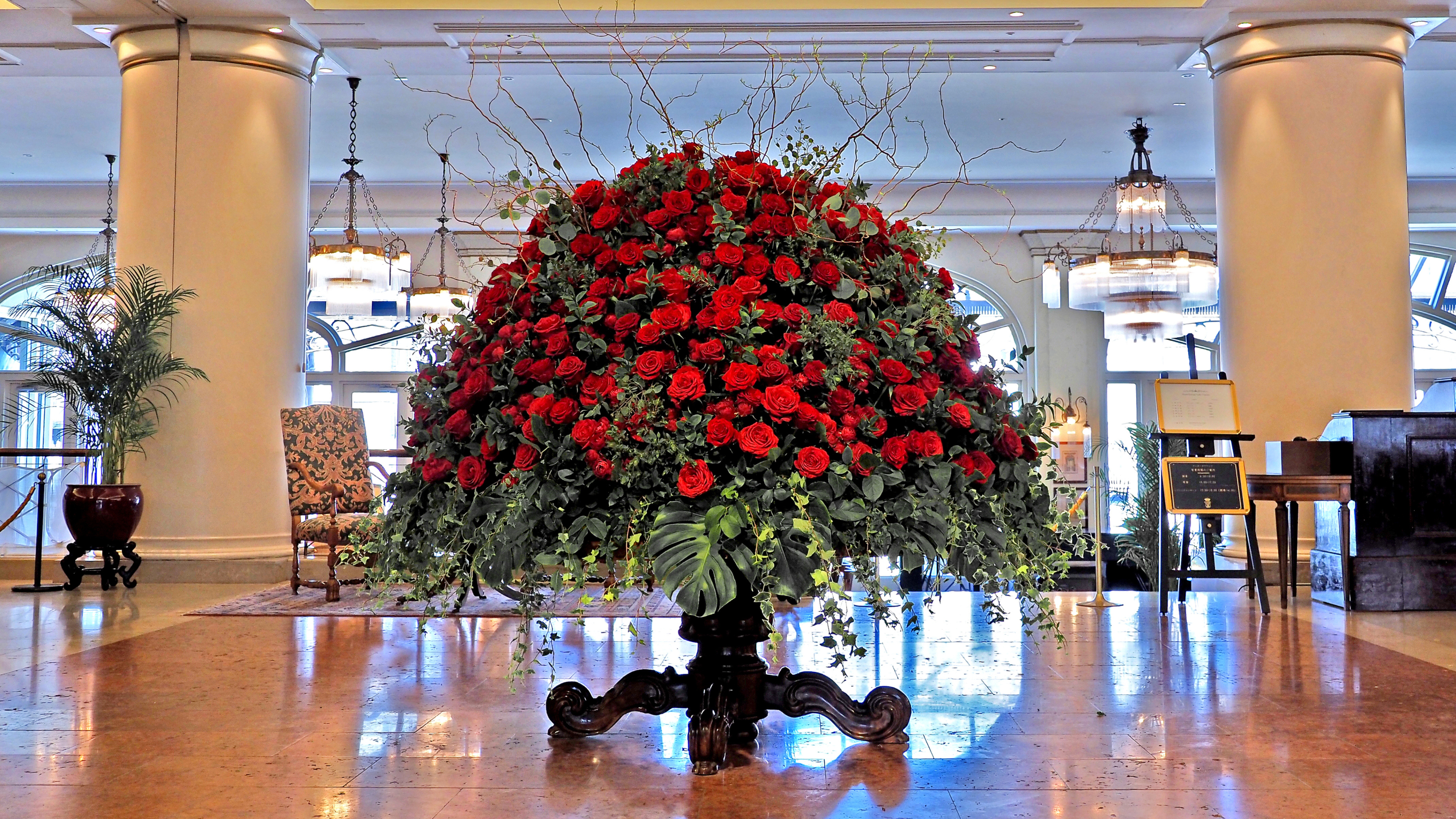 【ホテルロビー】繊細で壮大なバラのフラワーアート