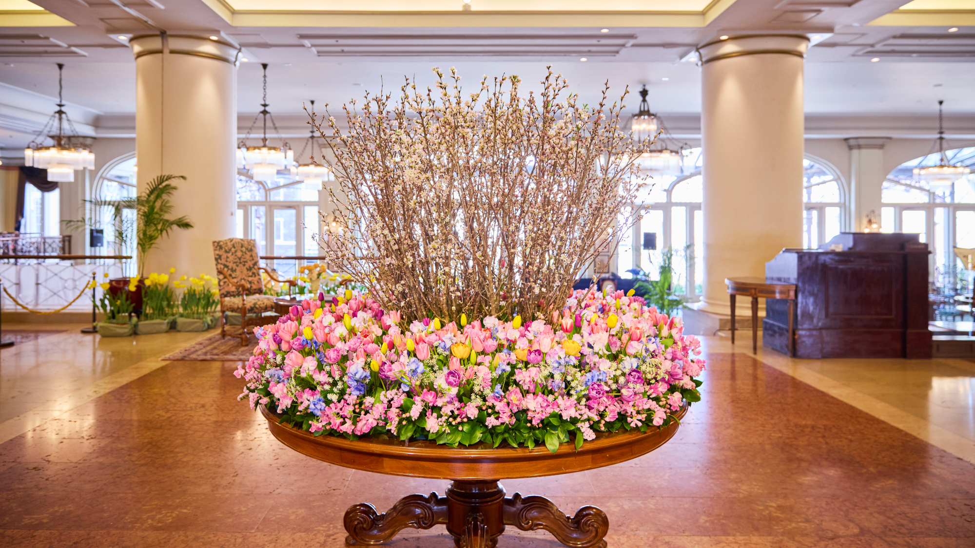 【ホテルロビー】チューリップや桜など春の花々がクラシカルなロビーを彩ります。