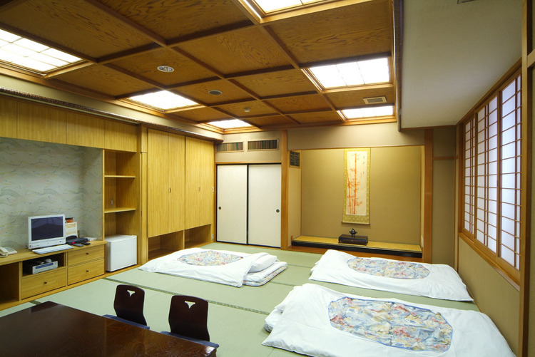 Kamar bergaya Jepang (2 hingga 5 orang) Kami akan memandu Anda dengan futon.