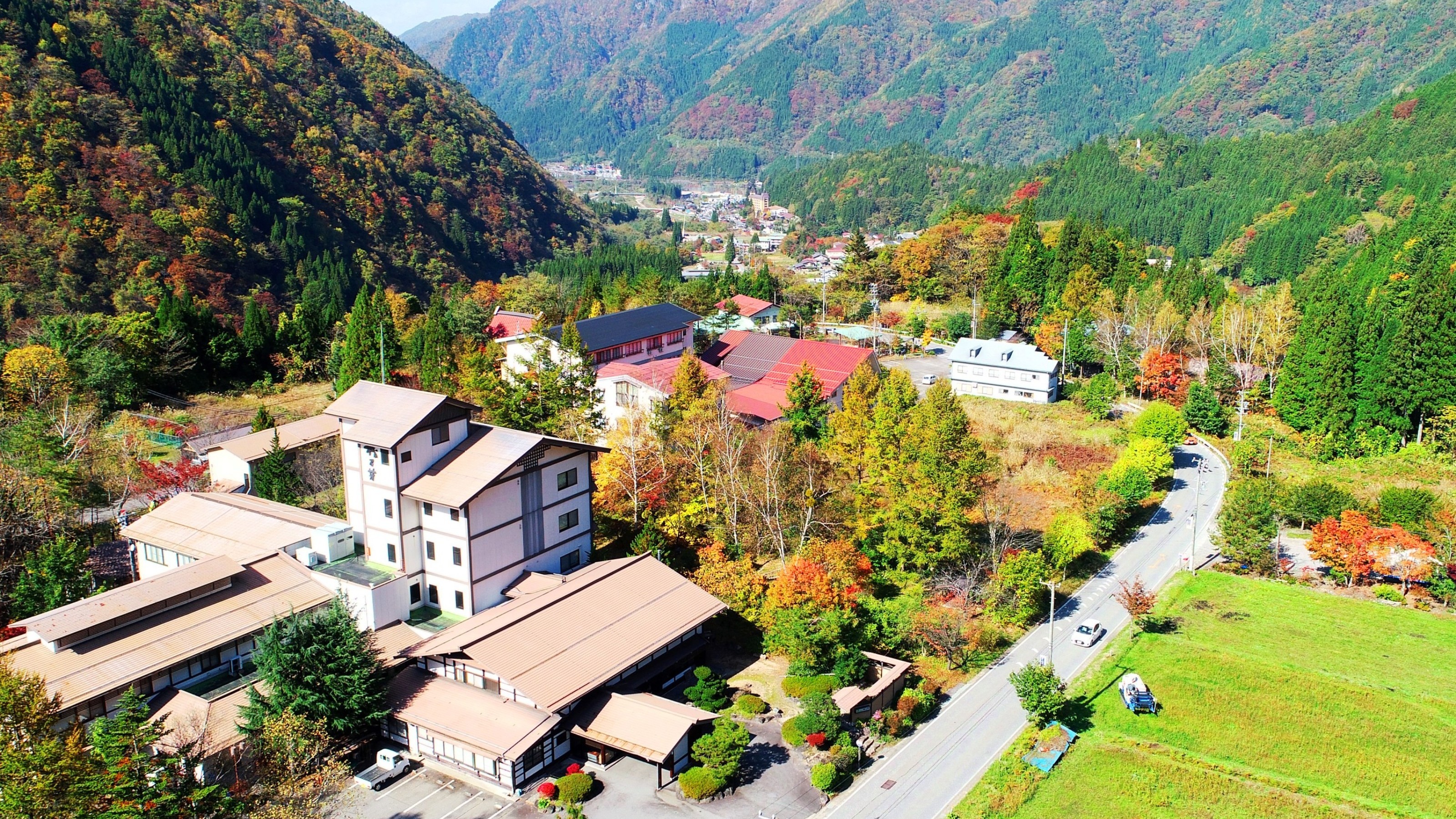 【外観】秋の外観と周辺の山々。樹々が色づき奥飛騨が一番美しい季節です。