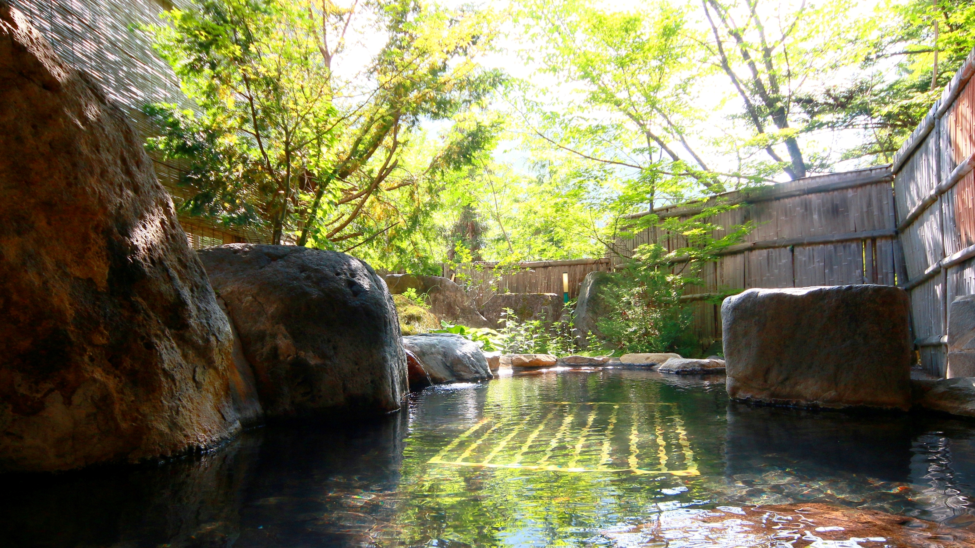 ＊女湯◆露天風呂は大きな岩を設えた風情ある空間となっております。