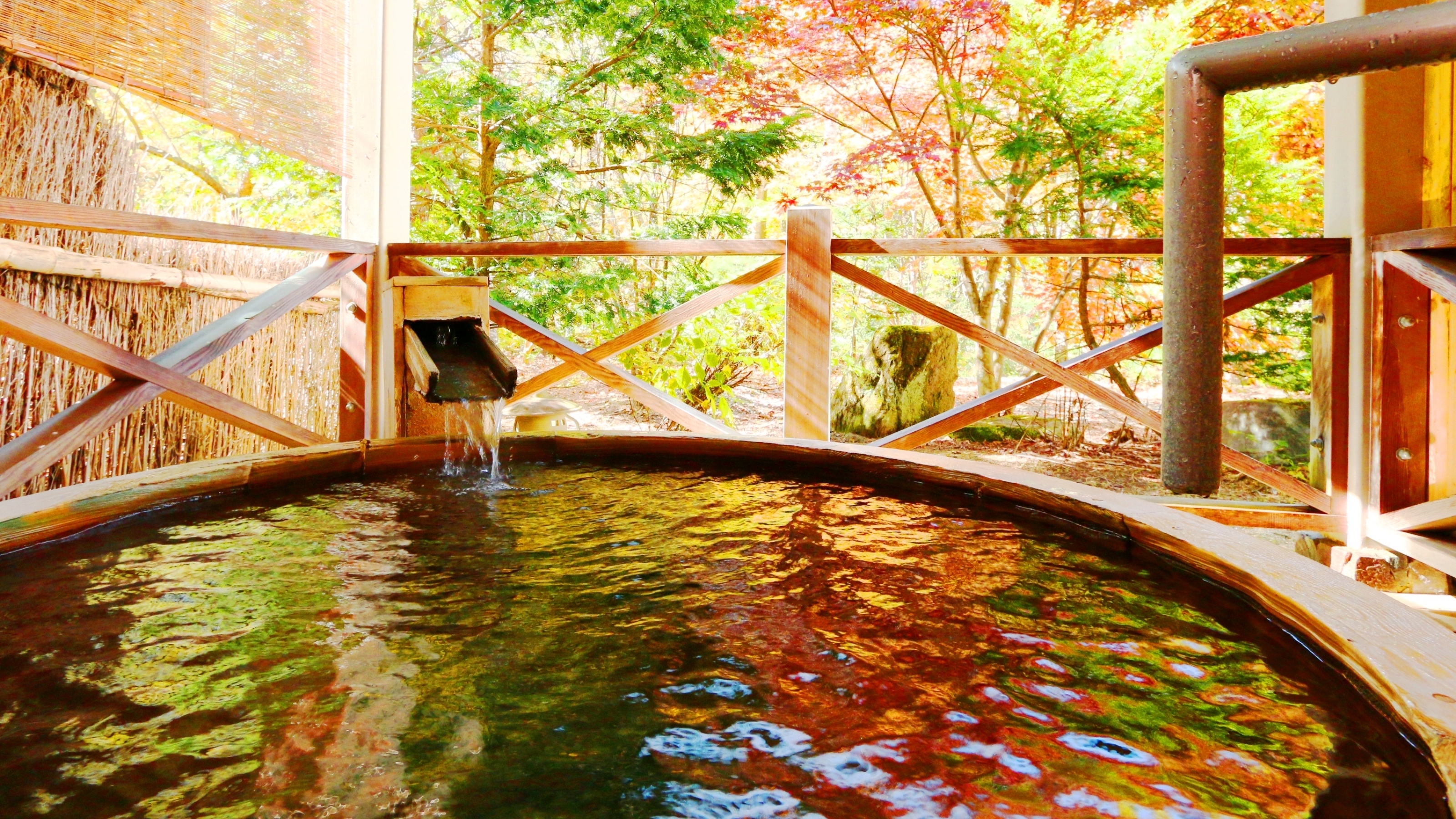 【風呂】貸切風呂なごみ。秋は色とりどりに輝く樹々を眺めながら。