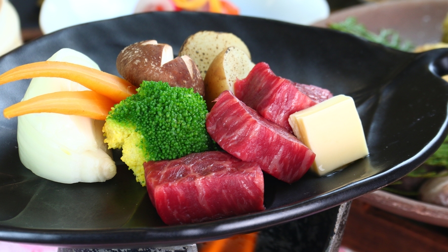 ＊夕食◆春のお料理一例。メインの飛騨牛一口ステーキ。