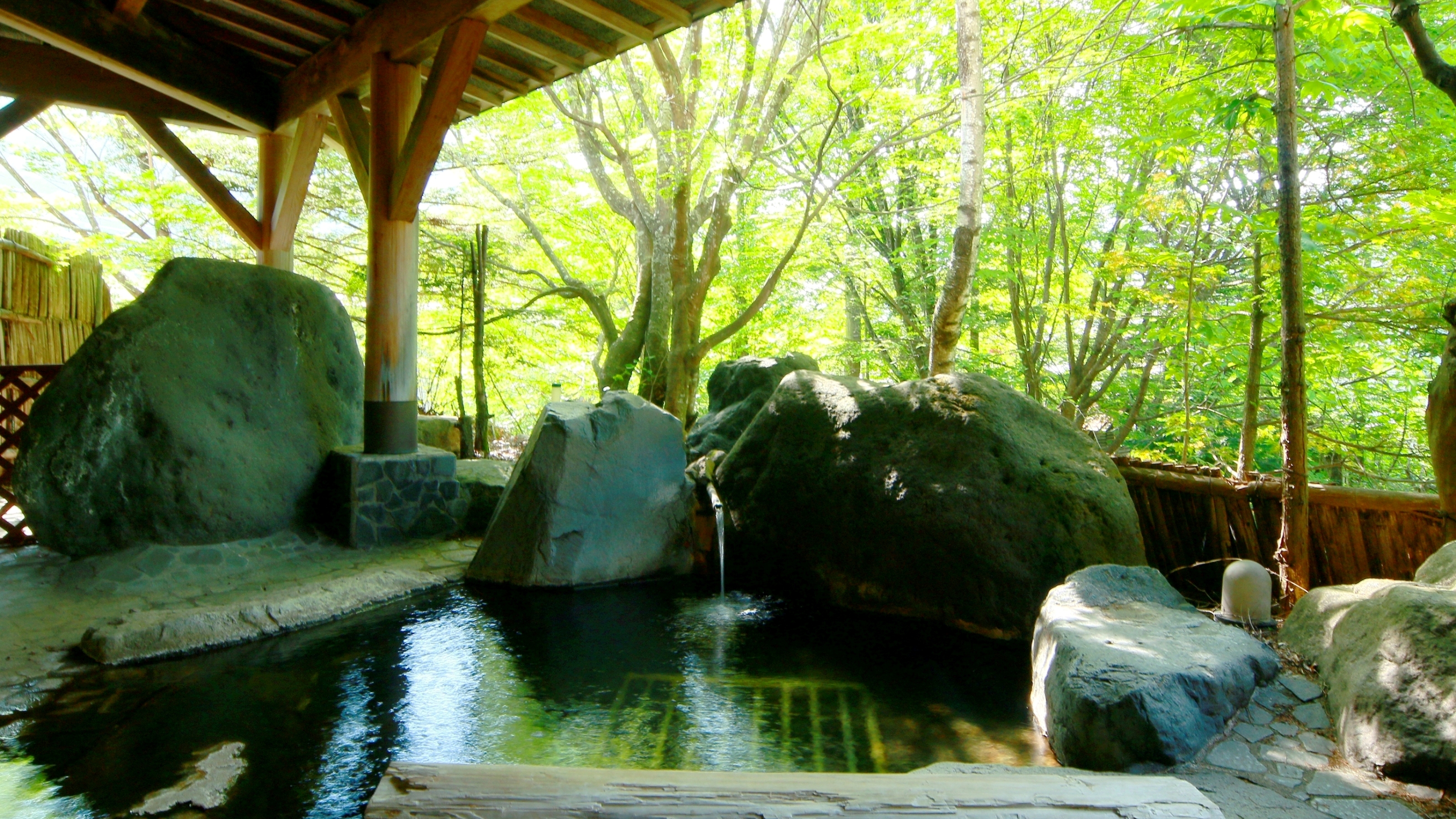 ＊男湯◆自然が広がる露天風呂をご堪能ください。