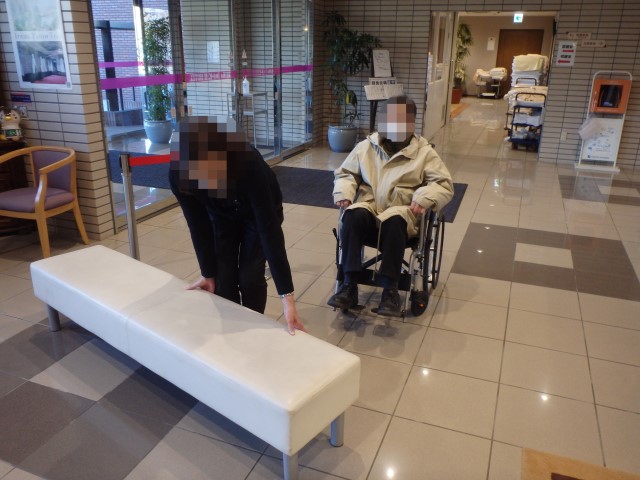 車椅子の進行方向を妨げる什器備品があるときは、スタッフがお手伝い。