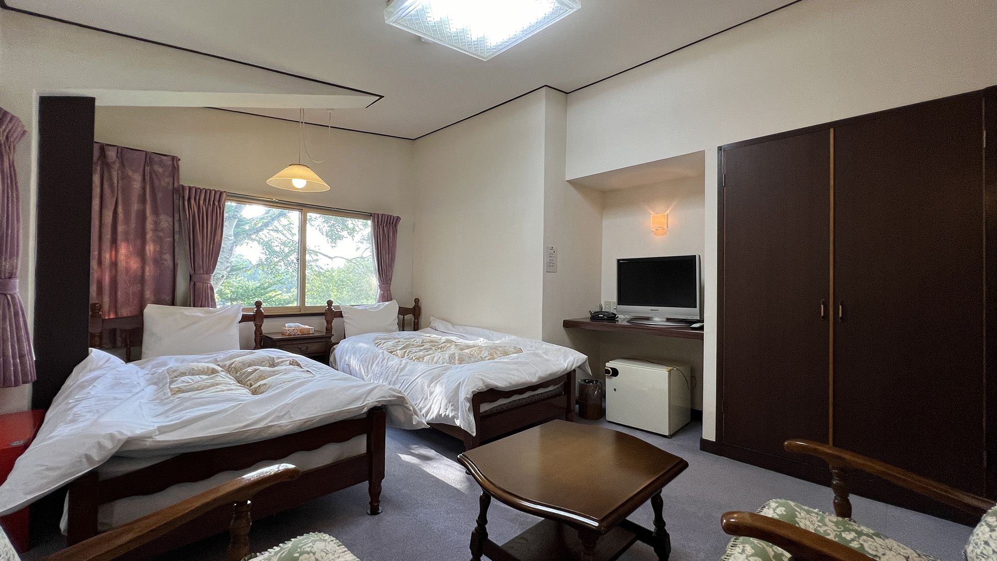 【客室】明るい日差しが入る洋室ツイン