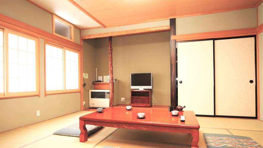 和室10畳のお部屋。広々と家族やグループでお使い頂けるお部屋です 