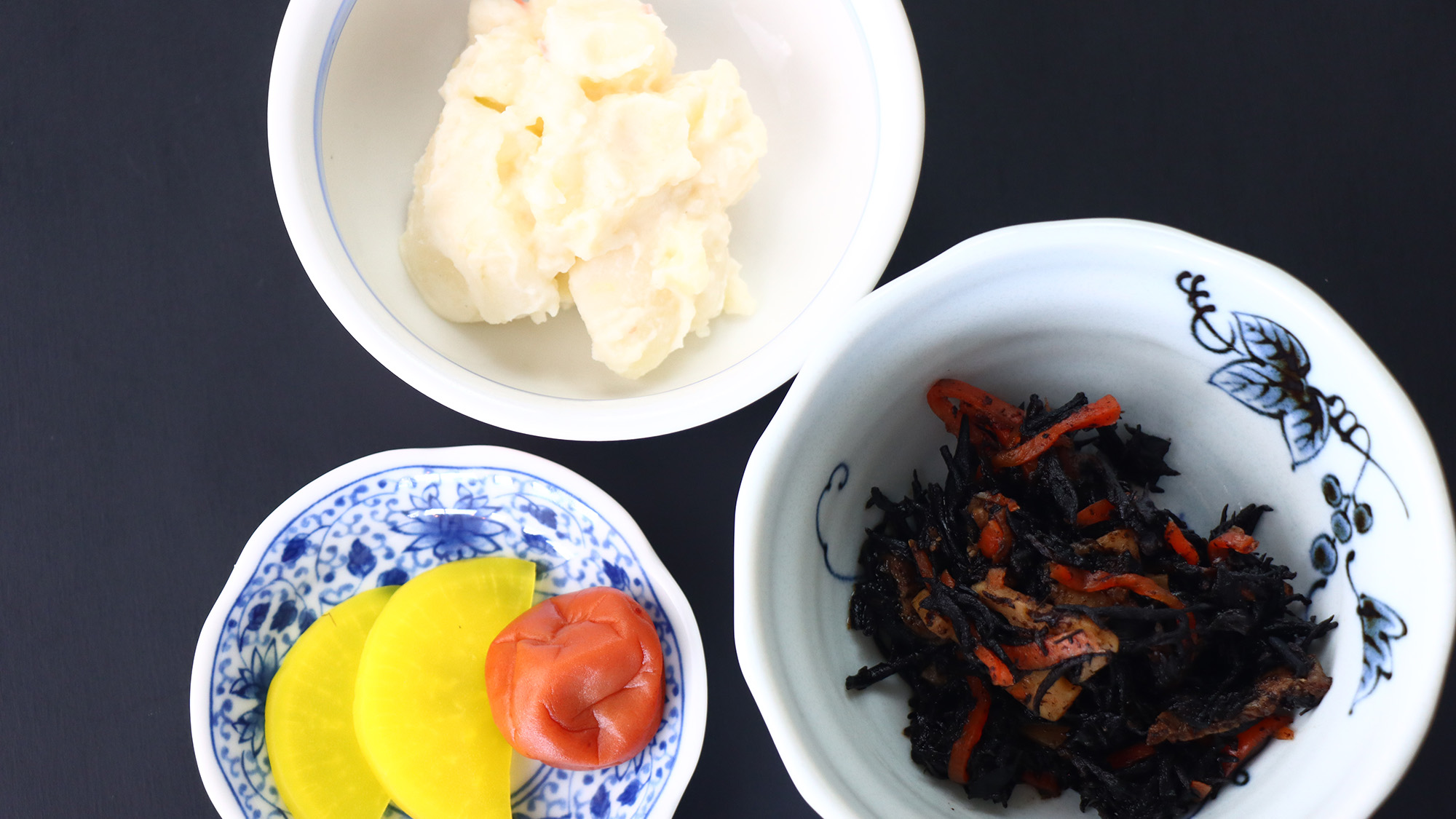 【朝食】本日の煮物・サラダ・香の物