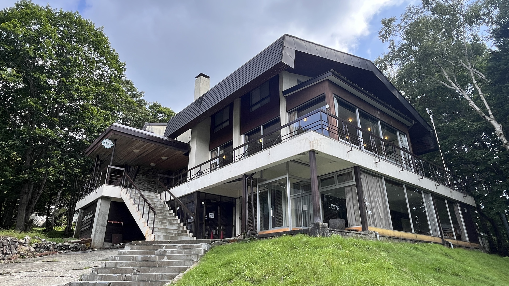 【外観】自然の中に建つシャレー戸隠