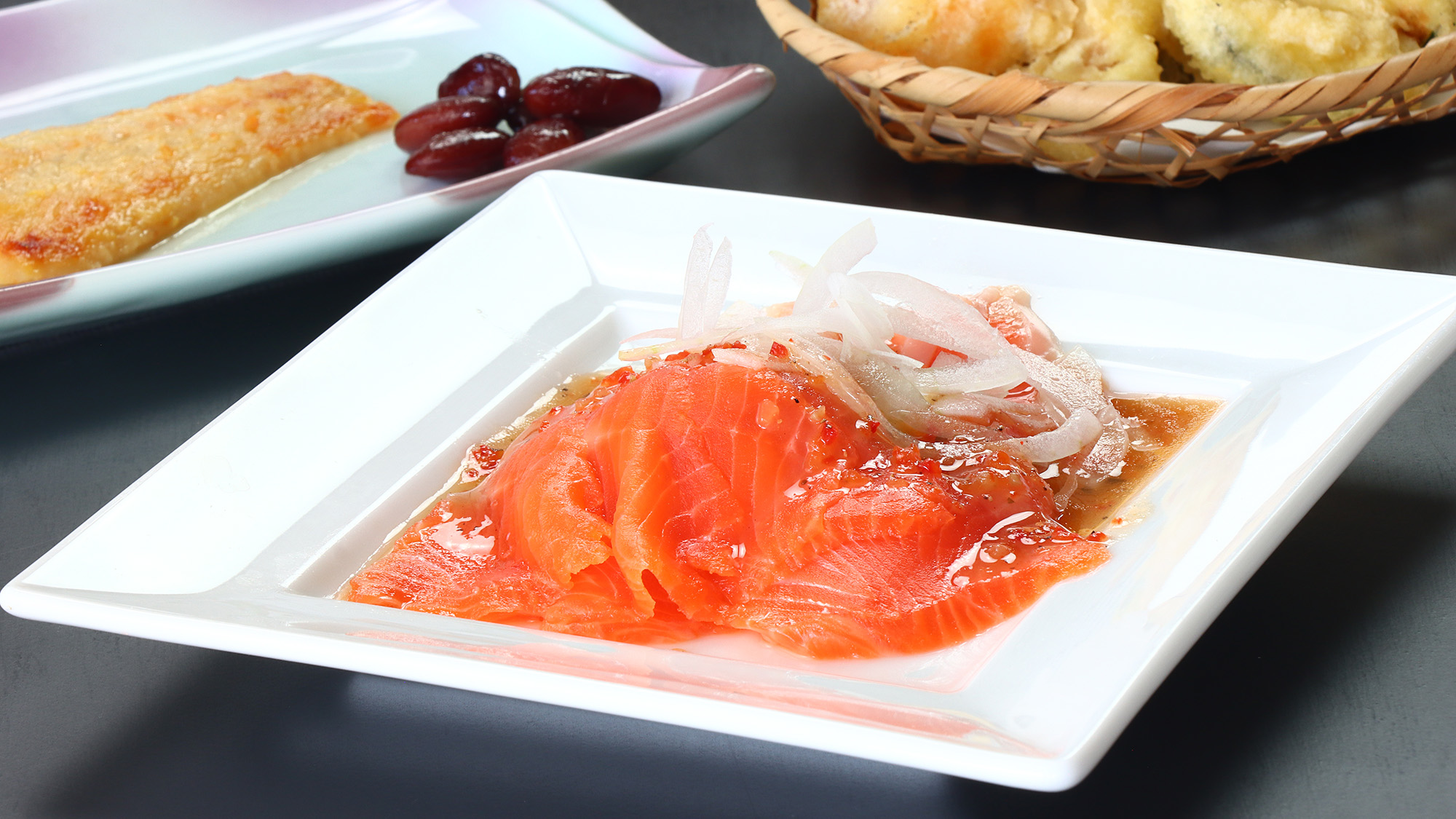 【夕食】信州サーモンのカルパッチョ　ガーリックトマトソース添え