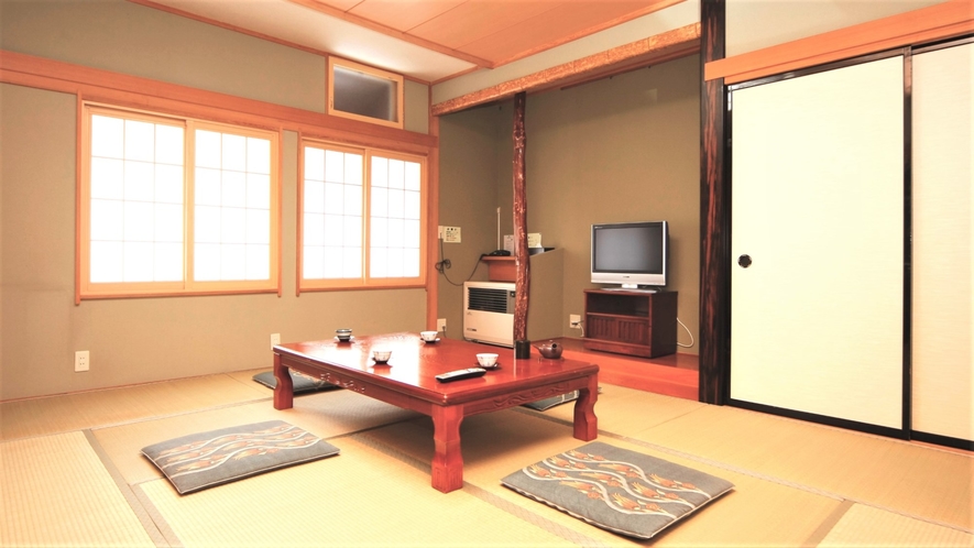 和室10畳のお部屋。広々と家族やグループでお使い頂けるお部屋です 
