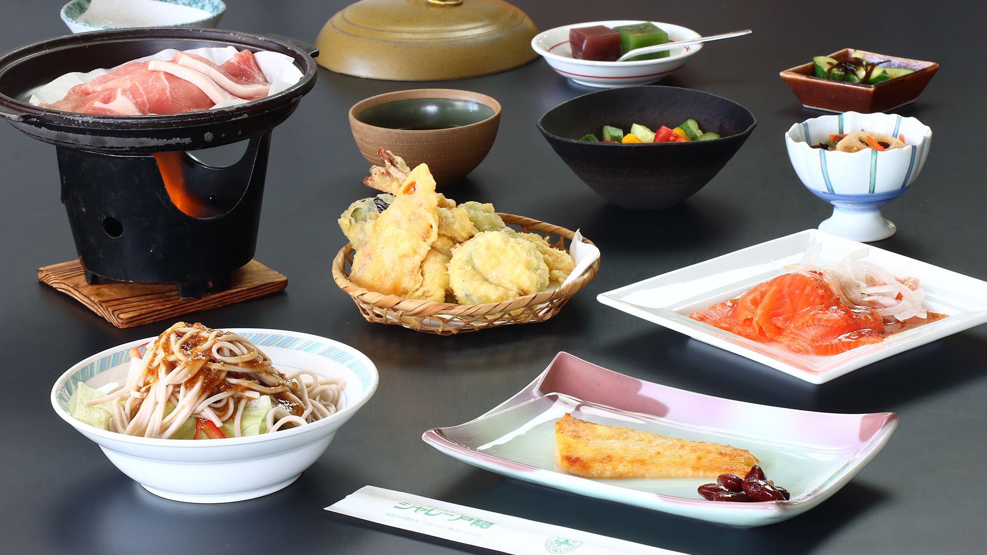 【夕食】全体。季節の天ぷらや豚肉の陶板焼きなど♪