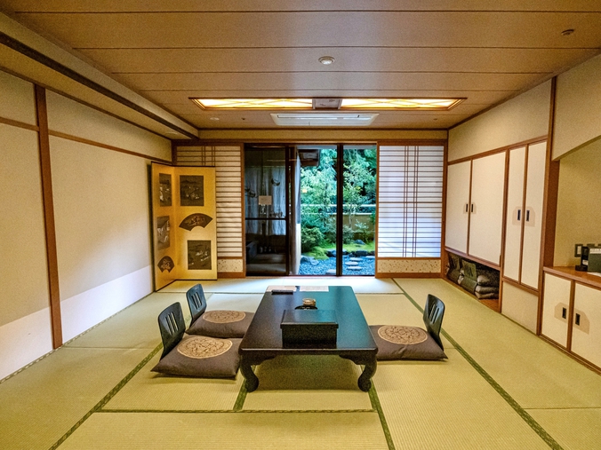 露天風呂付き和室　客間
