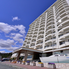 【クラッセ棟外観】南国ムード溢れる浜名湖畔の温泉リゾート。青い空、緑の芝、白い建物。